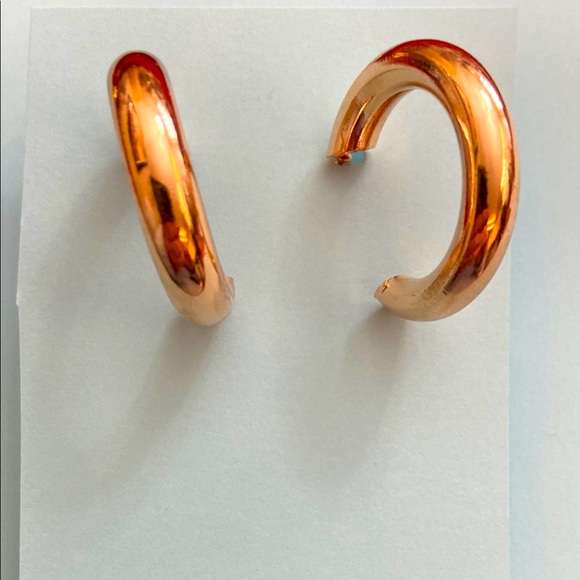 5/$10❤️❤️❤️New Gold Toned Alloy Hollow Hoops Post Earrings - Picture 1 of 3